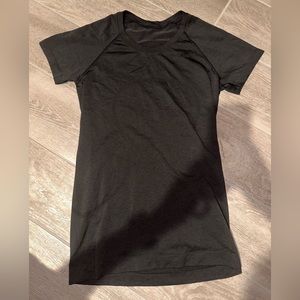 Size 6 black lululemon swiftly tech tee